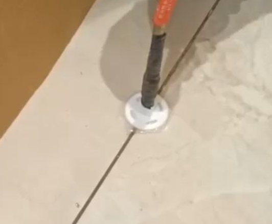 金堂瓷砖空鼓维修公司专业解答瓷砖在铺贴过程中，如果没有涂抹均匀到位的粘结材料（如水泥砂浆或瓷砖胶），可能会导致以下问题